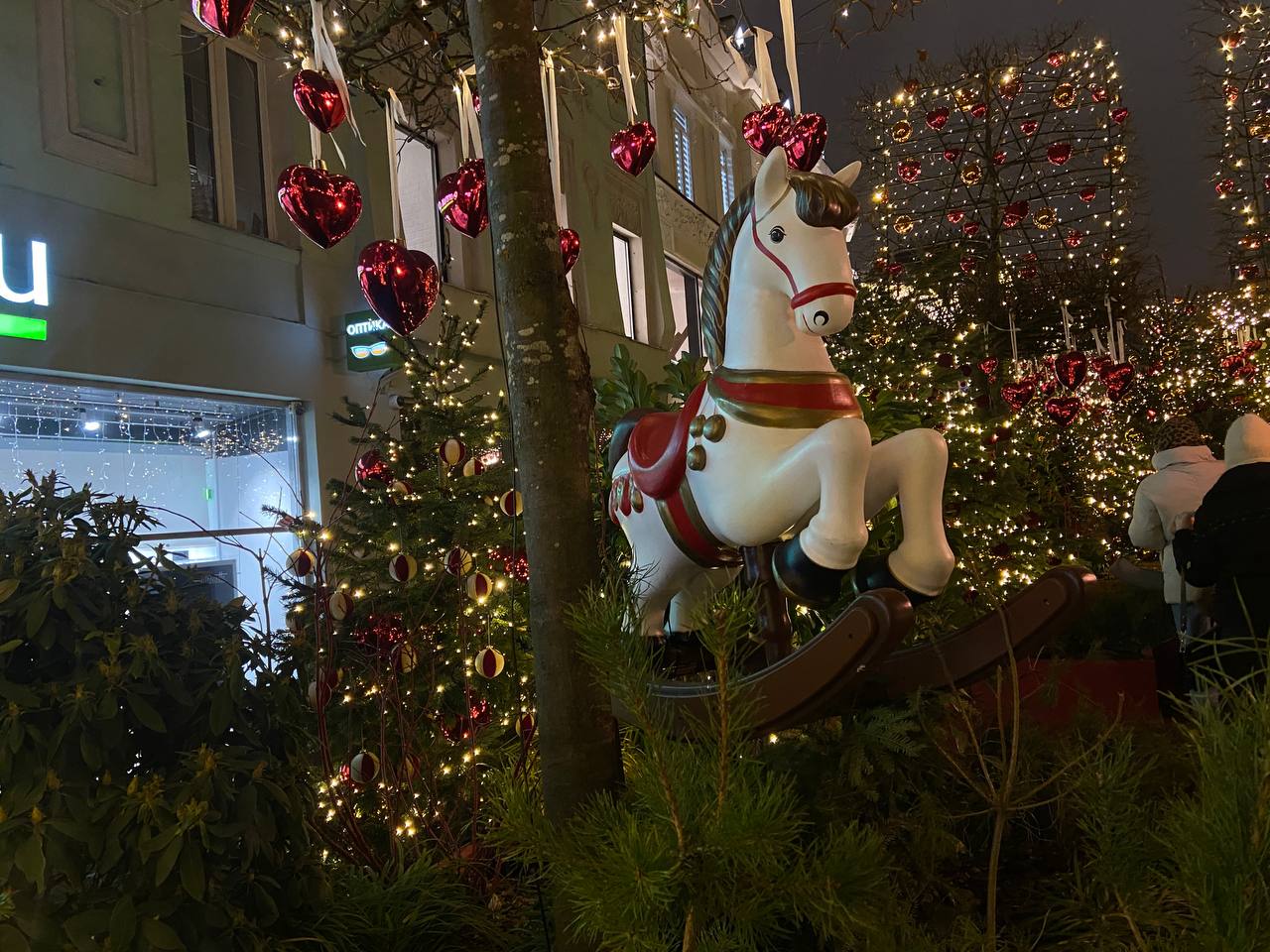 Здесь можно устроить теплую семейную фотосессию в праздничных огнях города. Фото: Анастасия Петрова, «Вечерняя Москва»