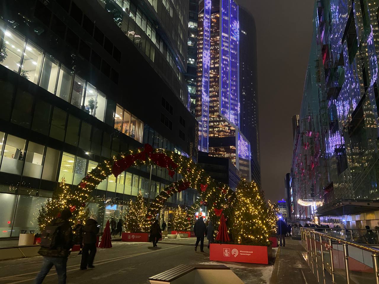 Здесь получатся необычные кадры среди елок и небоскребов, которые утопают в облаках. Фото: Анастасия Петрова, «Вечерняя Москва»