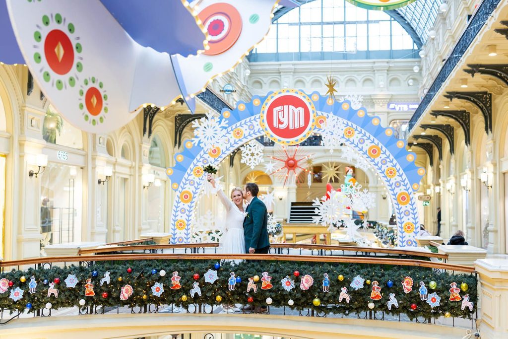 Свадьба в ГУМе: церемонию бракосочетания впервые провели в кинозале универмага