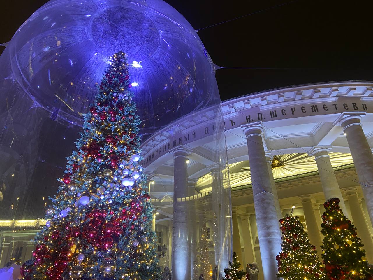 Здесь можно сделать кадры с увеличенными снежными шарами и насладиться зимними мелодиями. Фото: Анастасия Петрова, «Вечерняя Москва»