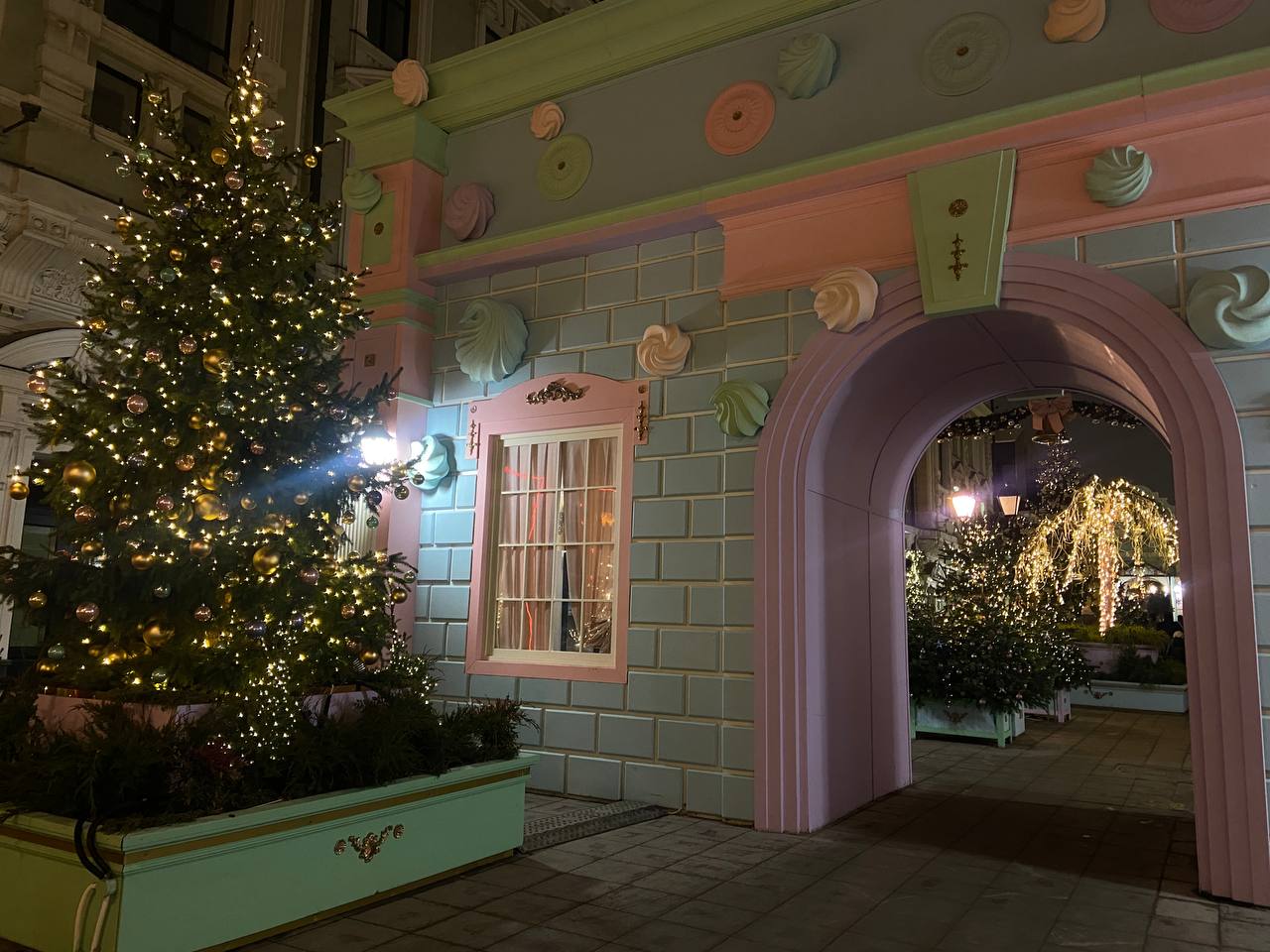 Побывать в «розовом мире» можно на одной из торговых улиц Москвы. Фото: Анастасия Петрова, «Вечерняя Москва»