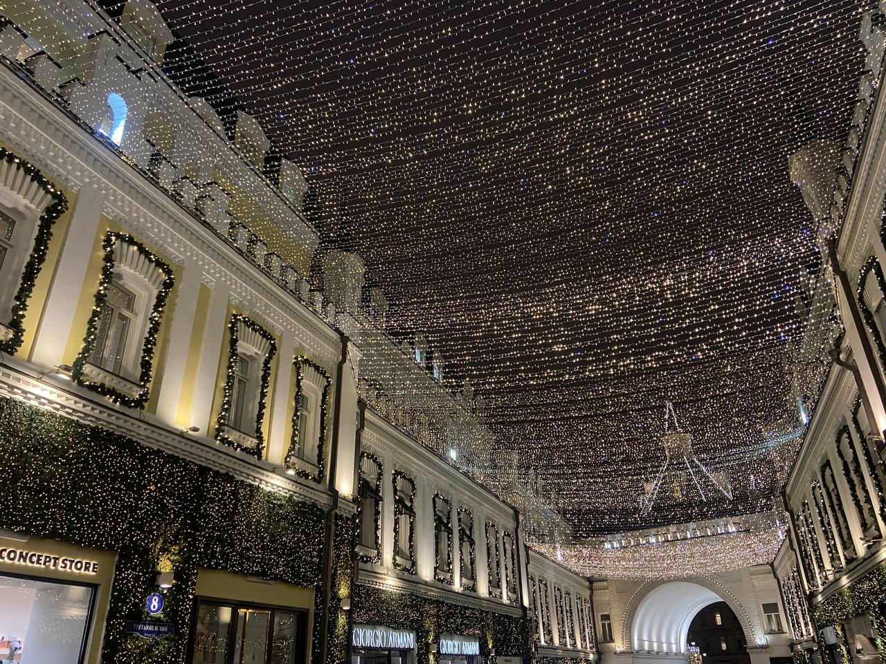 Зайдя в переулок можно оказаться под звездным небом из маленьких огоньков гирлянд. Фото: Анастасия Петрова, «Вечерняя Москва»