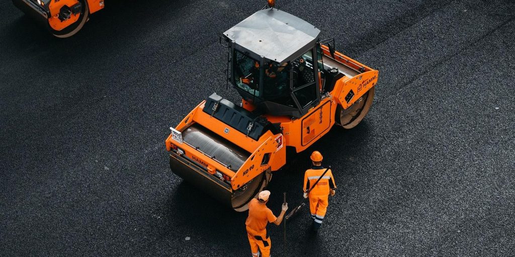 Асфальтобетонное покрытие привели в порядок на улице Симоновский Вал