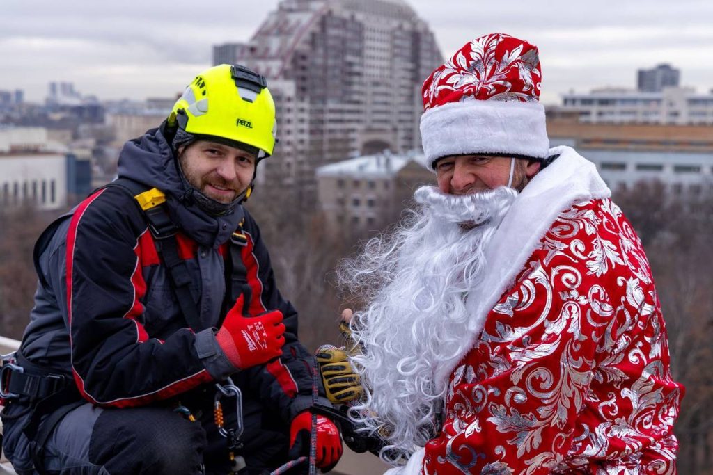 Десант волшебства: завершилась акция Департамента ГОЧСиПБ «Новогодний десант Дедов Морозов»