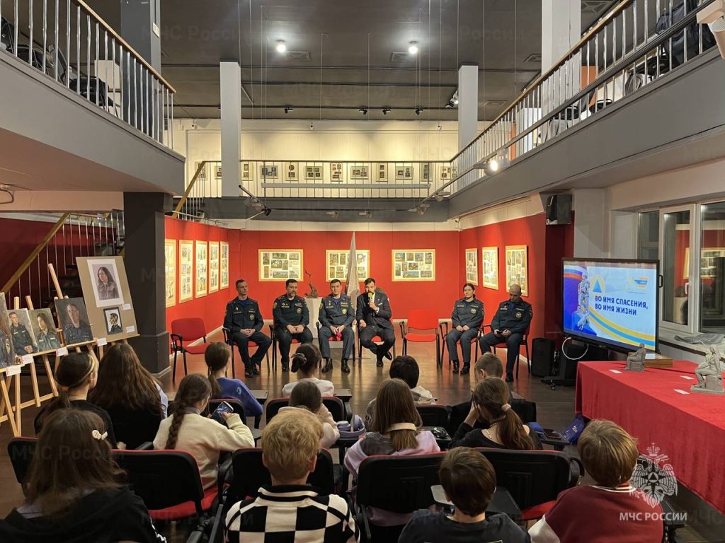 В Московской центральной художественной школе открылась выставка «Портрет героя»