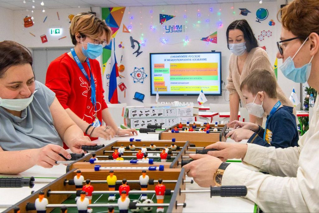 Новогодние представления прошли в госпитальных школах Москвы