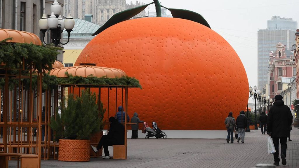 Мандариновая улица, или Для украшения Арбата использовали около 100 тысяч искусственных цитрусовых