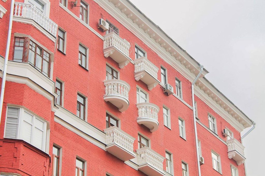Дом с модульонами и карнизами привели в порядок в Басманном районе