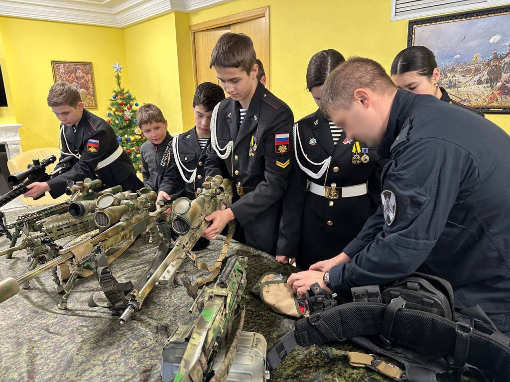 В День Студента столичные росгвардейцы пригласили в гости детей из военно-патриотического клуба