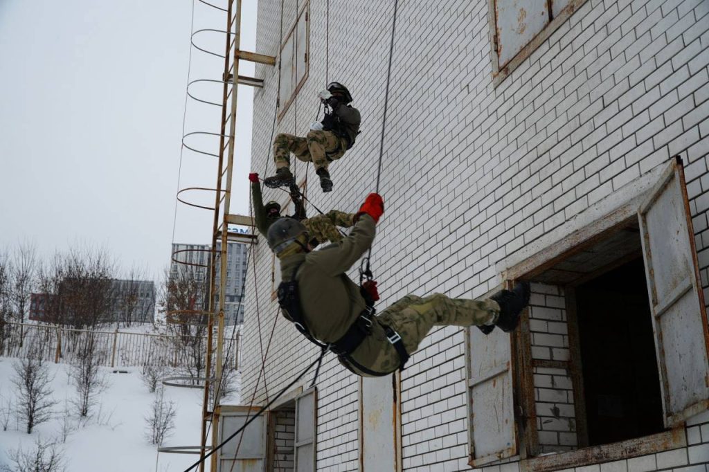 В Москве сотрудники СОБР «Столица» Росгвардии провели тренировку по высотной подготовке