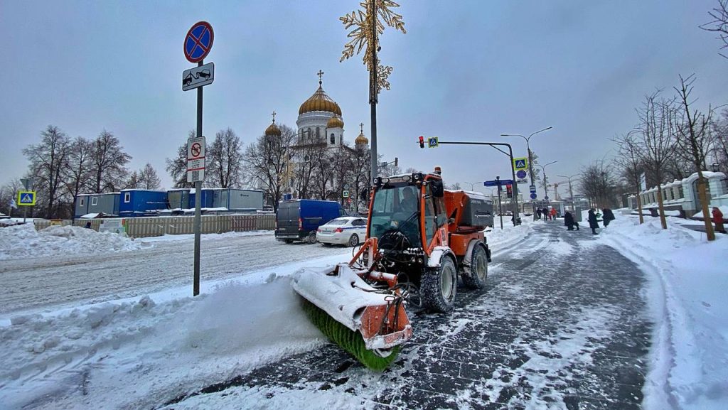 Городские службы активно устраняют результаты снегопада