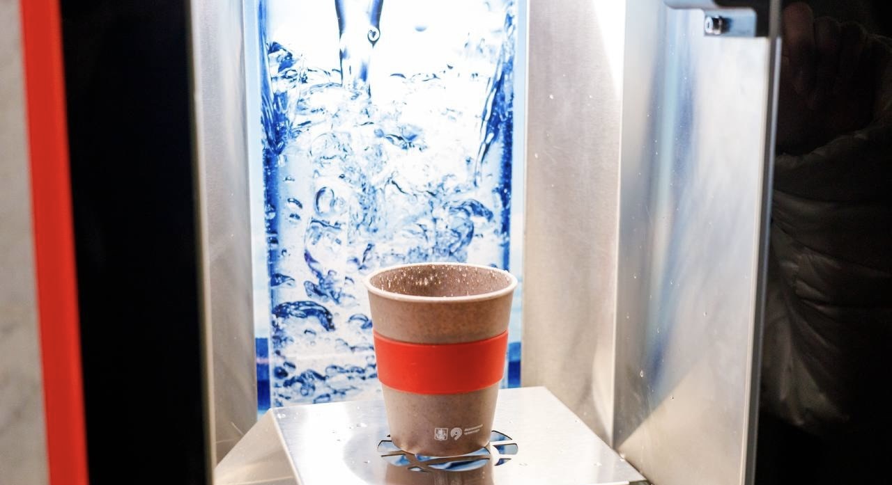 Набрать воду можно только в свою бутылку или термокружку. Фото: Telegram-канале Московского метрополитена 