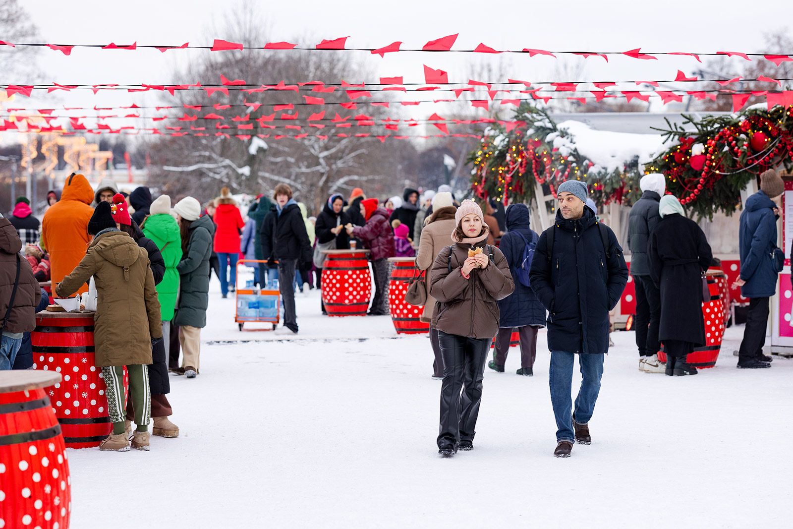 В течение всех праздничных дней в «Музеоне» работал гастрофестиваль «Вкусные морозы 2.0», в рамках которого вблизи здания Новой Третьяковской галереи разместили 10 павильонов ресторанов и кафе столицы. Фото: пресс-служба Департамента культуры города Москвы