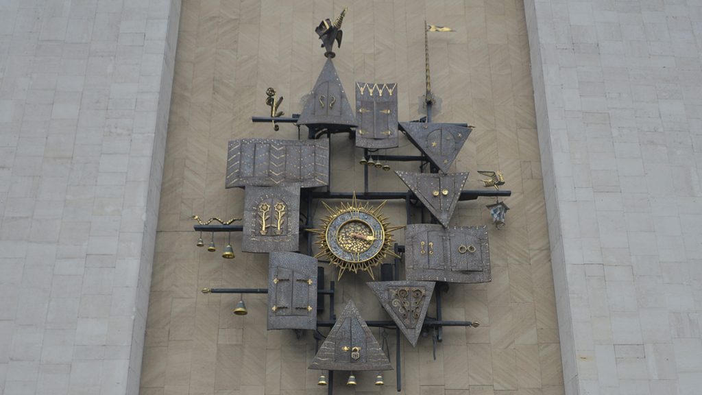 Часы начали тестировать на фасаде Театра кукол