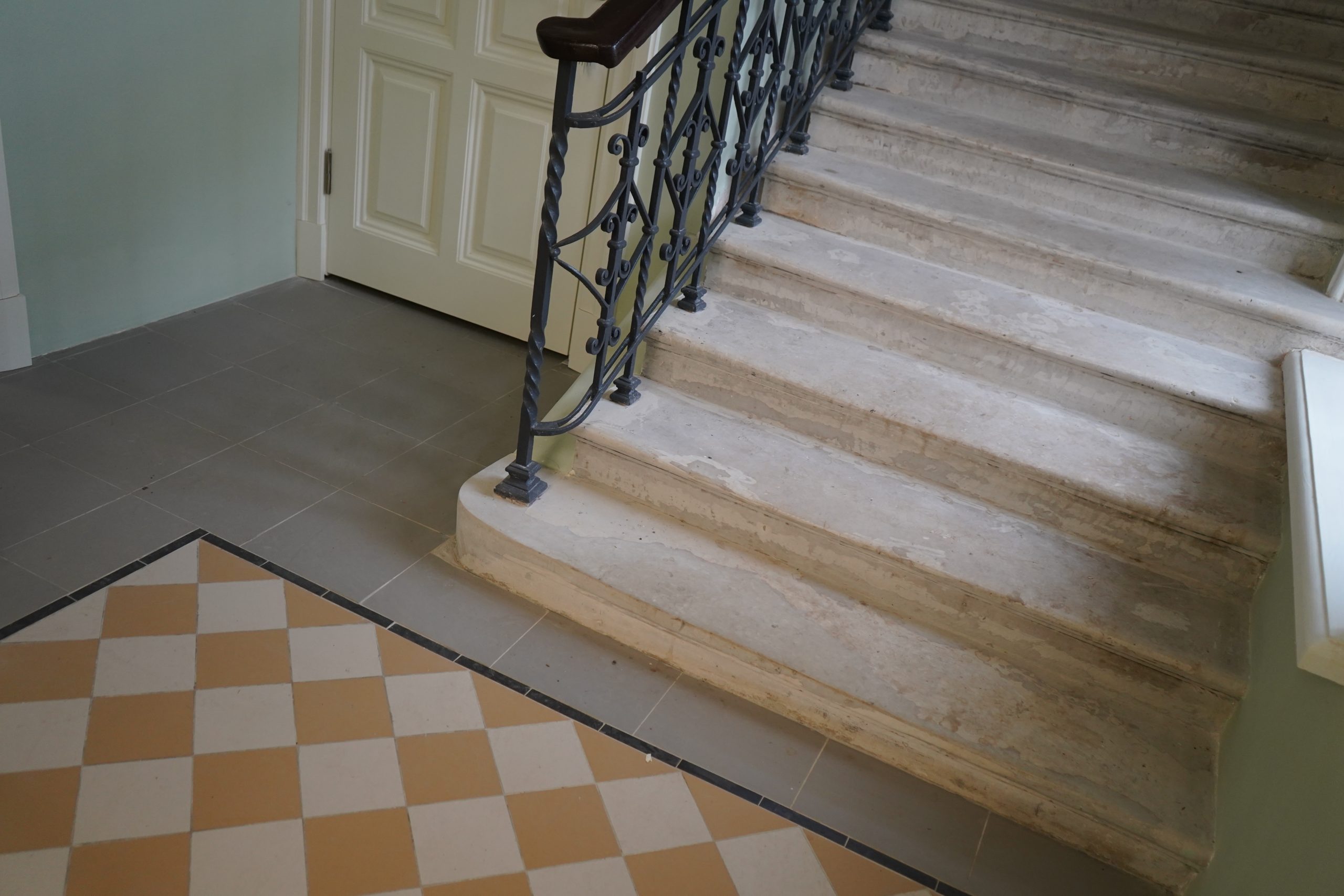 На объекте проведут восстановительные работы инженерных сетей, приведут в порядок стены и потолки в местах общего пользования, а также обновят оконные и дверные откосы. Фото: Анна Быкова, «Вечерняя Москва»