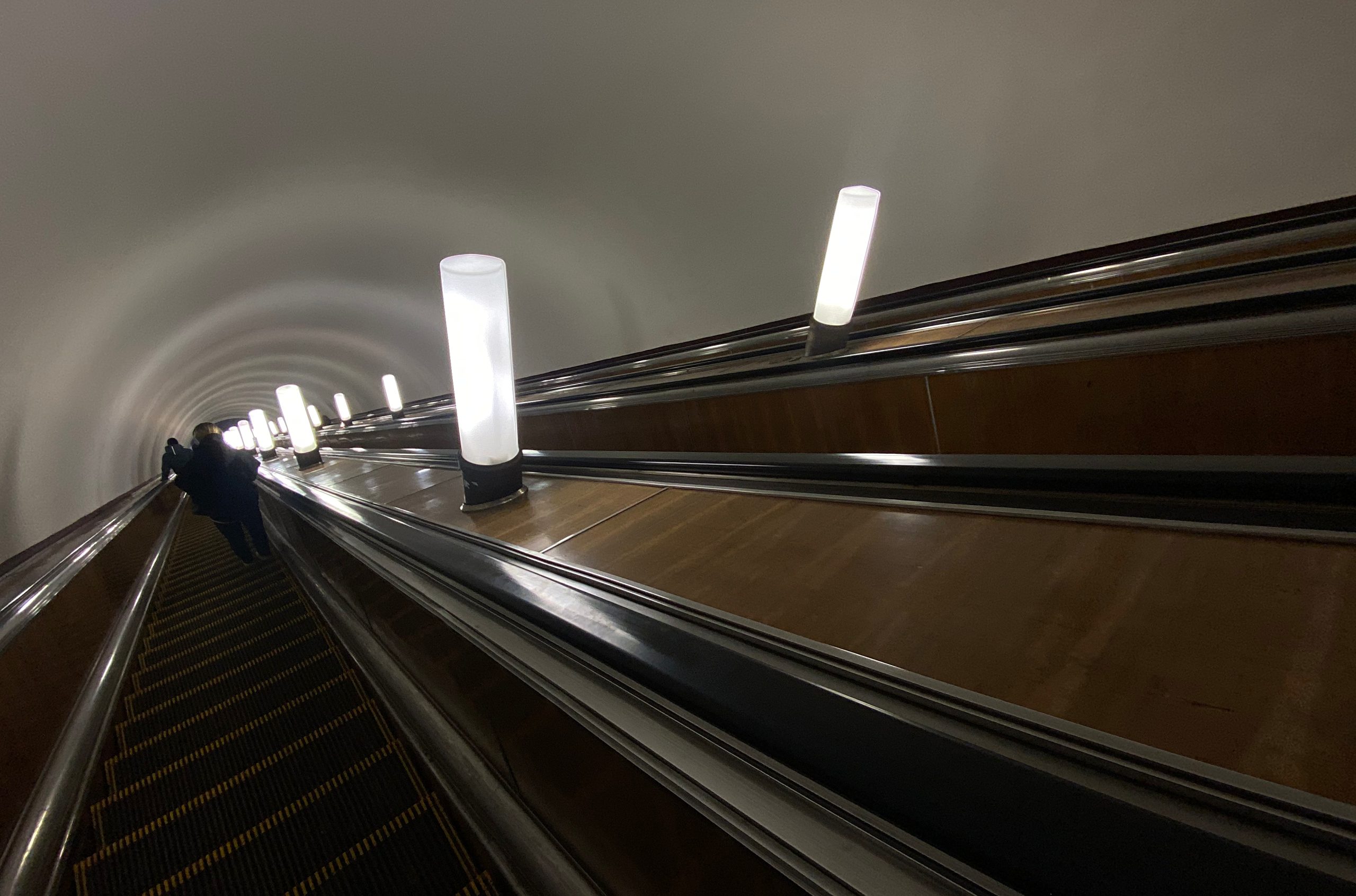 В переходе со станции «Октябрьская» Калужское-Рижской линии на Кольцевую до 30 апреля поочередно закроют на ремонт эскалаторы. Фото: Анна Быкова, «Вечерняя Москва»