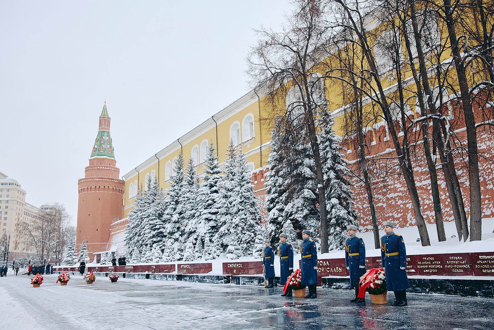 В честь памятной даты к Могиле Неизвестного Солдата и к памятному знаку «Ленинград — город-герой» возложили венки и цветы. Фото: пресс-служба Комитета общественных связей и молодежной политики города Москвы