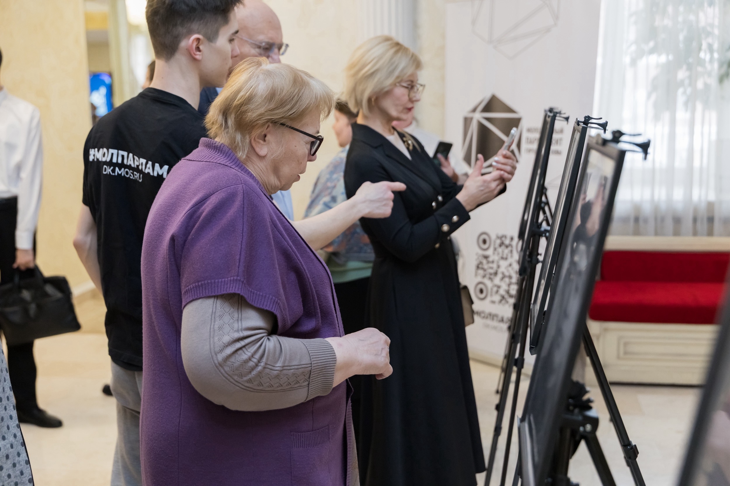 В экспозиции представлены документы о вкладе народов СССР в победу в Великой Отечественной войне. Фото: страница Молпалаты Пресненского района в социальных сетях