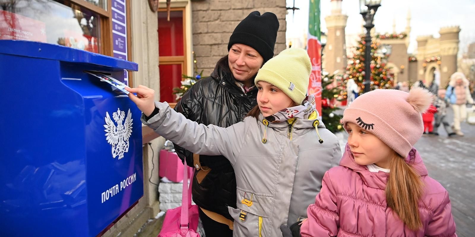 На главной площадке «Зимней почты» на Манежной площади москвичам и туристам в отправке писем помогал сказочный герой почтальон Печкин. Фото: пресс-служба Департамента торговли и услуг города Москвы