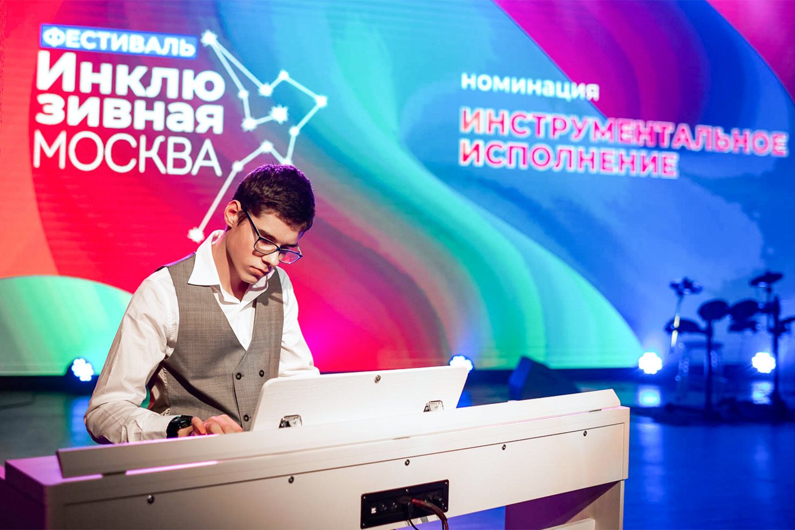 В 2025 году финалом программы стал мюзикл «Качели», участниками которого стали свыше 80 артистов. Фото: пресс-служба Департамента труда и социальной защиты населения города Москвы