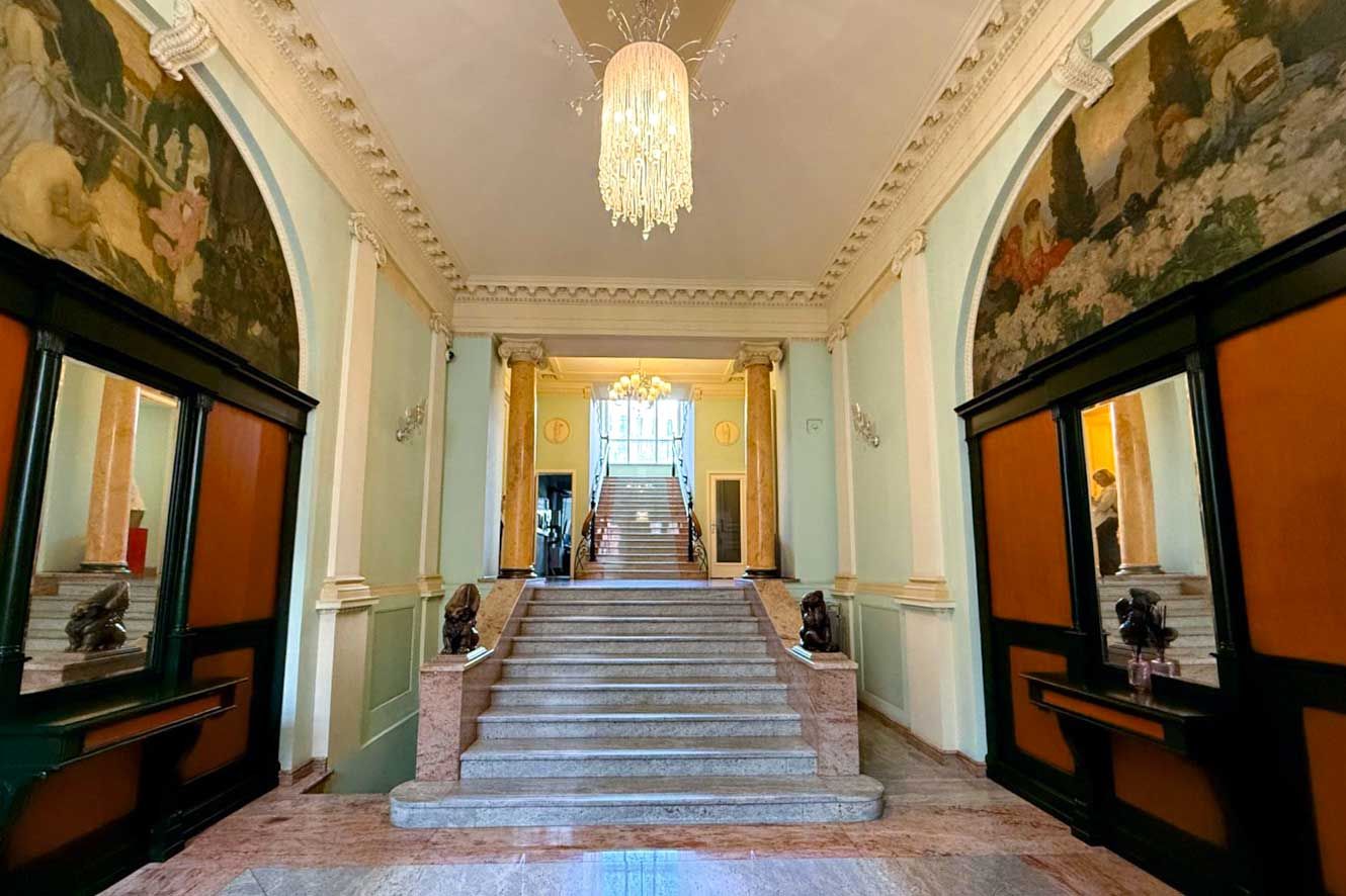 В список охраны вошли камин с мраморным резным порталом и зеркалом, парадная лестница и два панно вестибюля парадного входа. Фото: пресс-служба Департамента культурного наследия города Москвы