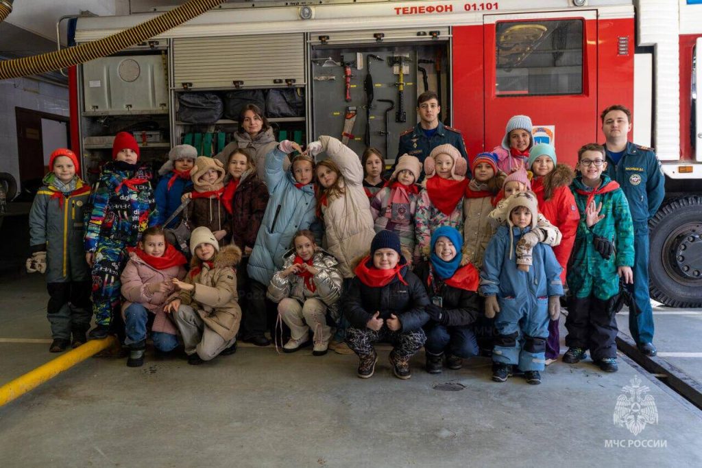 Знакомство с профессией огнеборца: познавательная экскурсия для школьников состоялась в 1 пожарно-спасательной части столицы