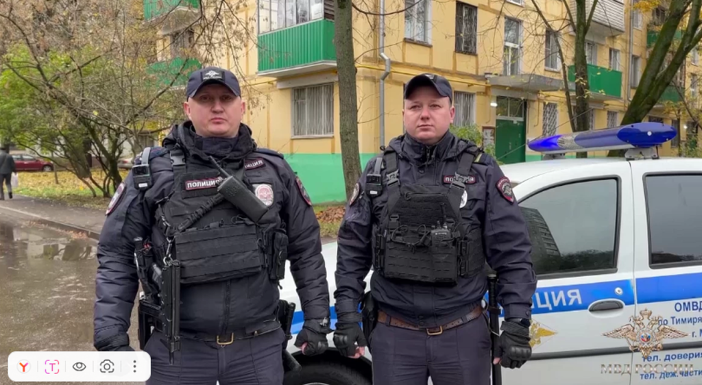 Владимир Колокольцев наградил столичных полицейских, оказавших помощь жильцам многоквартирного дома во время возгорания