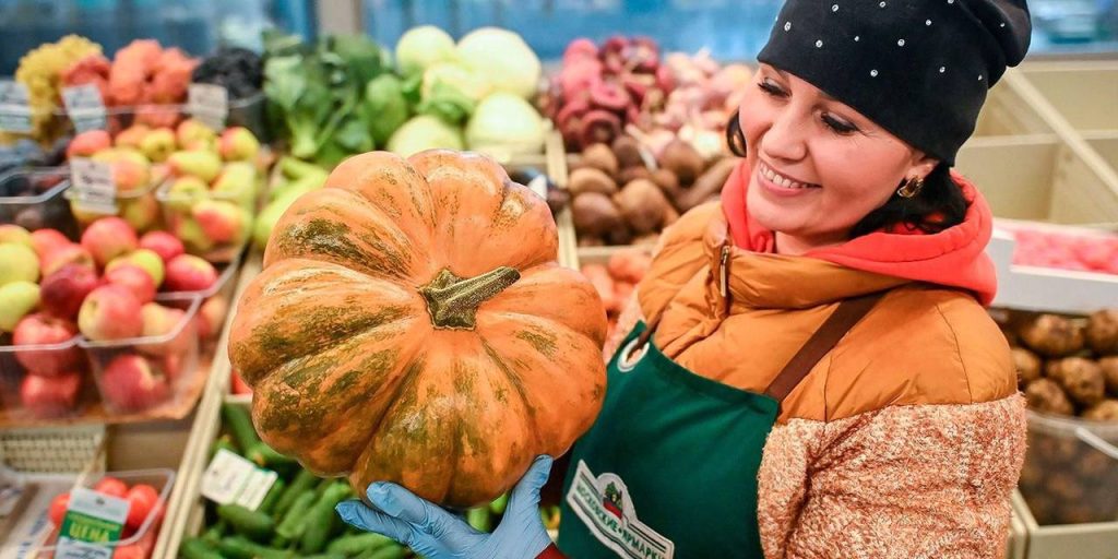 Участница московской ярмарки отправляет бойцам СВО фрукты из собственного сада