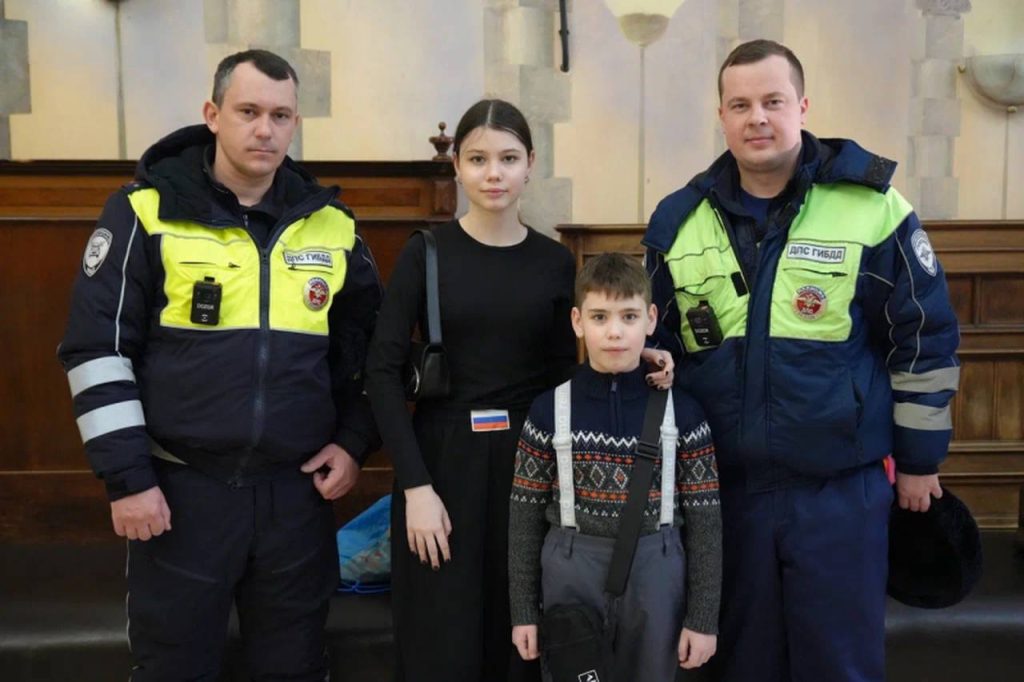 Представитель Общественного совета Александр Скородумов выступил перед детьми полицейских