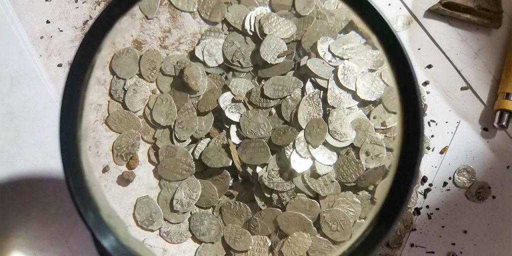 Клад в центре, или В районе Якиманка во время реставрации обнаружили старинные монеты