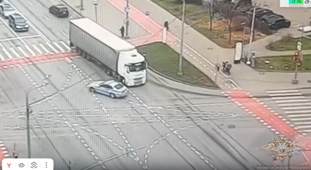 Владимир Колокольцев наградил сотрудника столичной Госавтоинспекции, который предотвратил ДТП, остановив неуправляемый грузовик