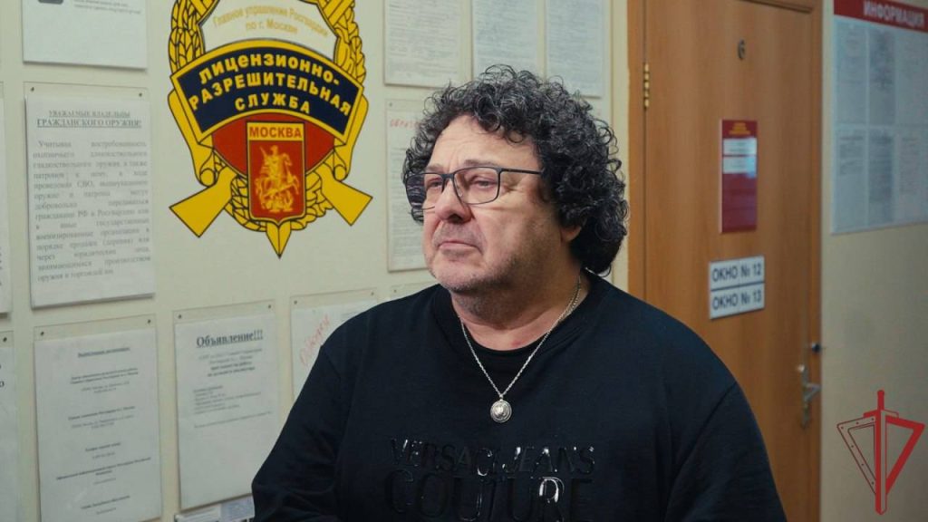 В столичном главке Росгвардии известный певец передал гладкоствольные ружья участникам СВО