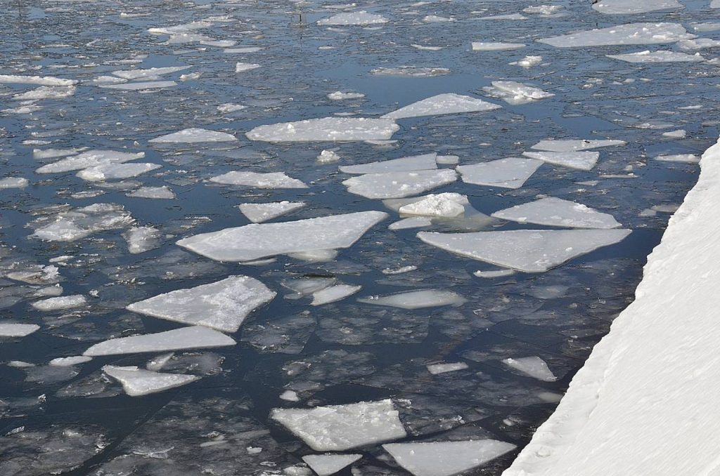 «Желтый» уровень опасности из-за снега и обледенения объявлен в Москве до среды