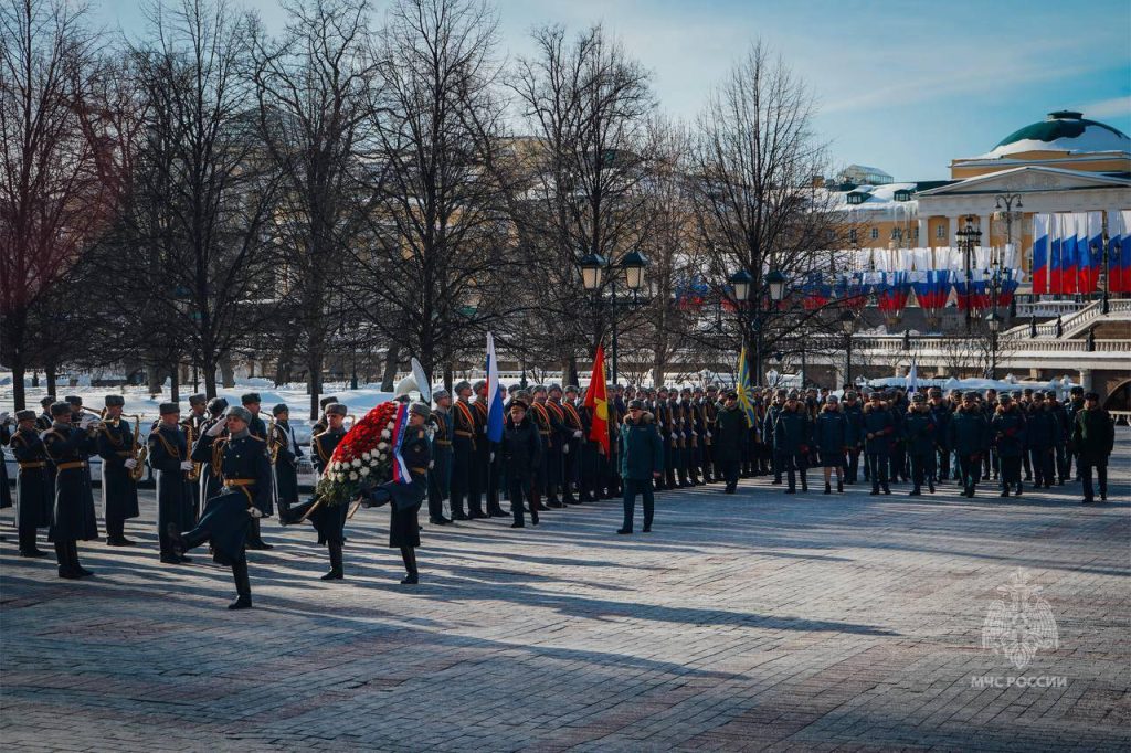 Личный состав МЧС России возложил цветы к Могиле неизвестного солдата в Александровском саду в Москве