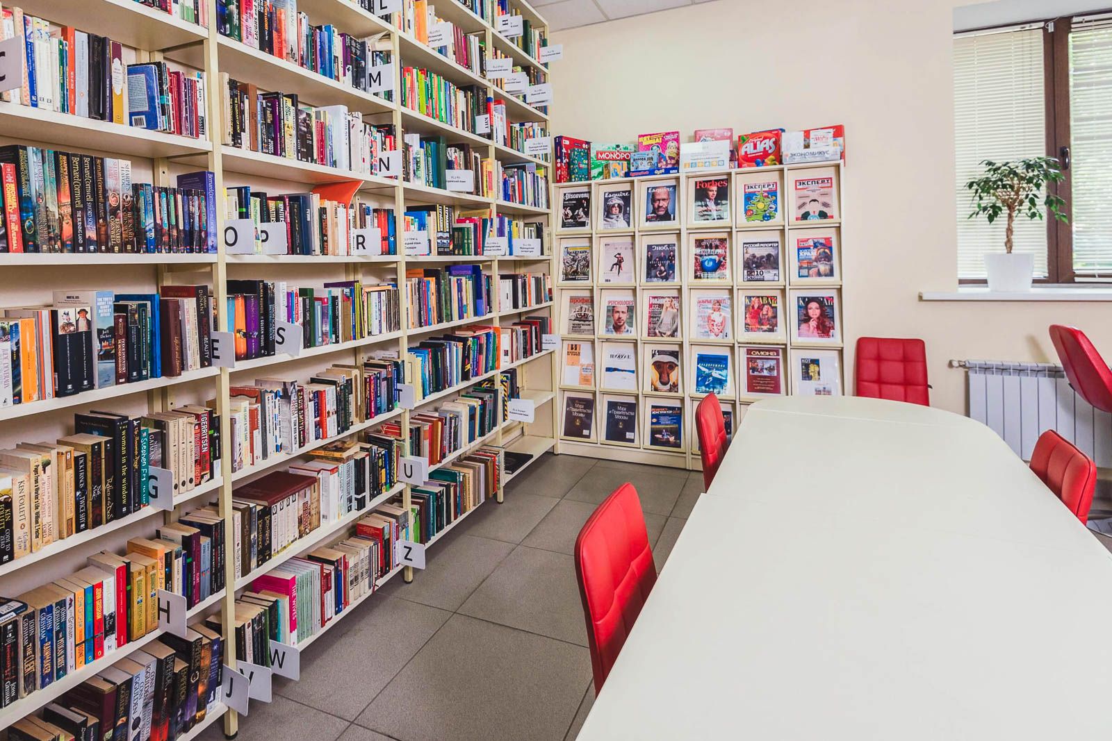 В небольшом помещении есть кондиционер, стеллажи с книгами и оборудованные рабочие места, а в центре стоит овальный стол рассчитанный на 12 человек. Фото: сайт мэра Москвы