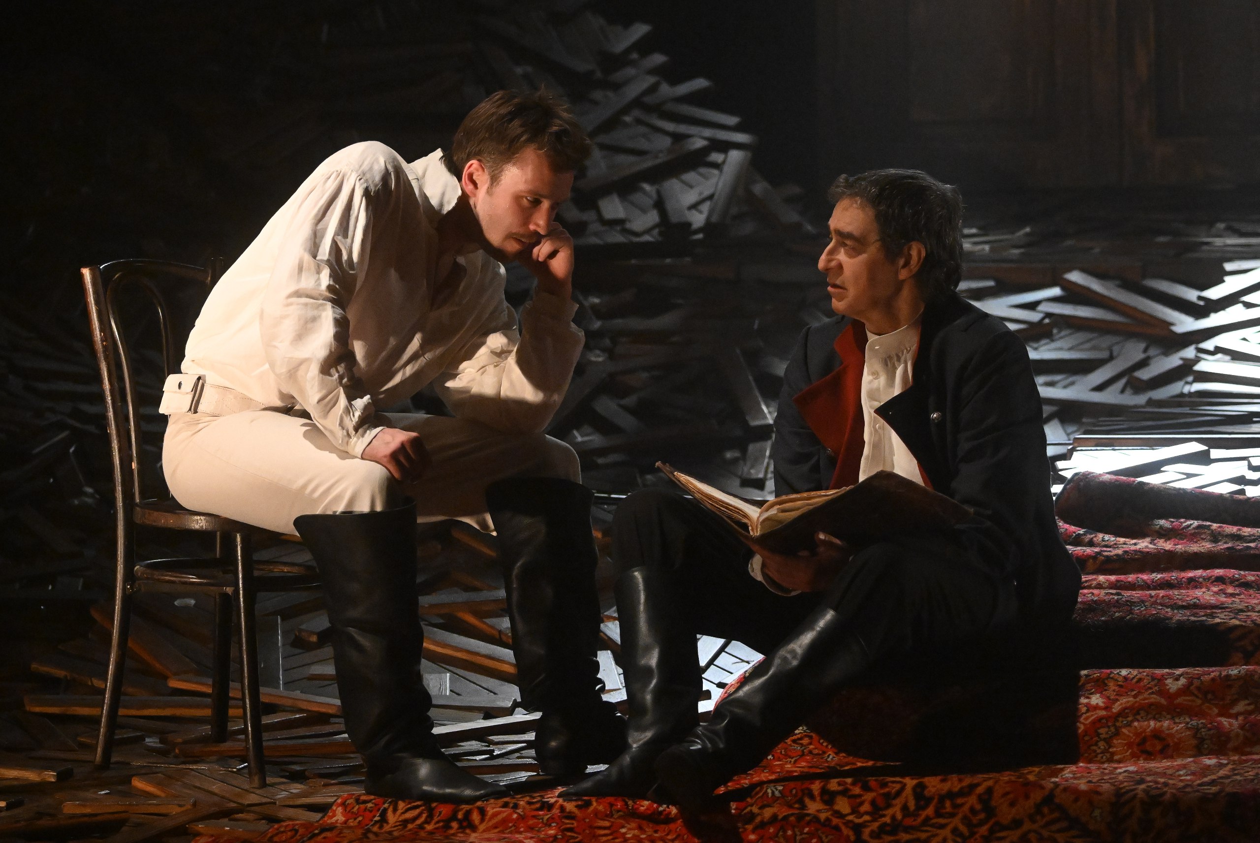 3 февраля. Артисты Даниил Роменский (слева) в роли Печорина и Александр Резалин в образе Максима Максимыча. Фото: Кирилл Каллиников/РИА НОВОСТИ 