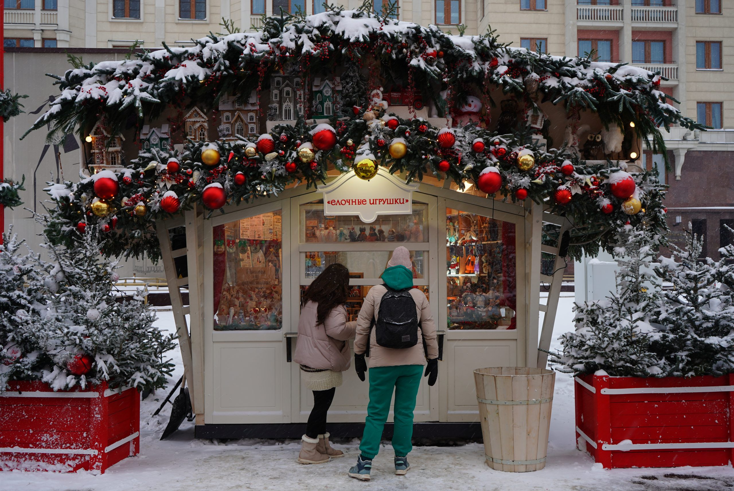 Большая часть НТО, 285, размещена в парках, 111 — на улицах, а 17 можно увидеть в подуличных переходах. Фото: Анна Быкова, «Вечерняя Москва»