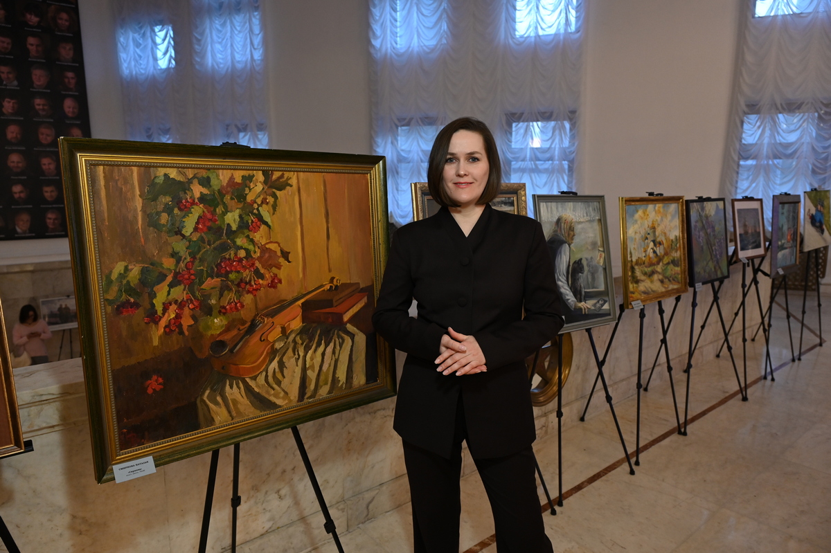 10 февраля. Художница Наталья Смирнова со своей картиной «Скрипка» в Центральном академическом театре Российской Армии. ФОТО: АНАТОЛИЙ ЦЫМБАЛЮК