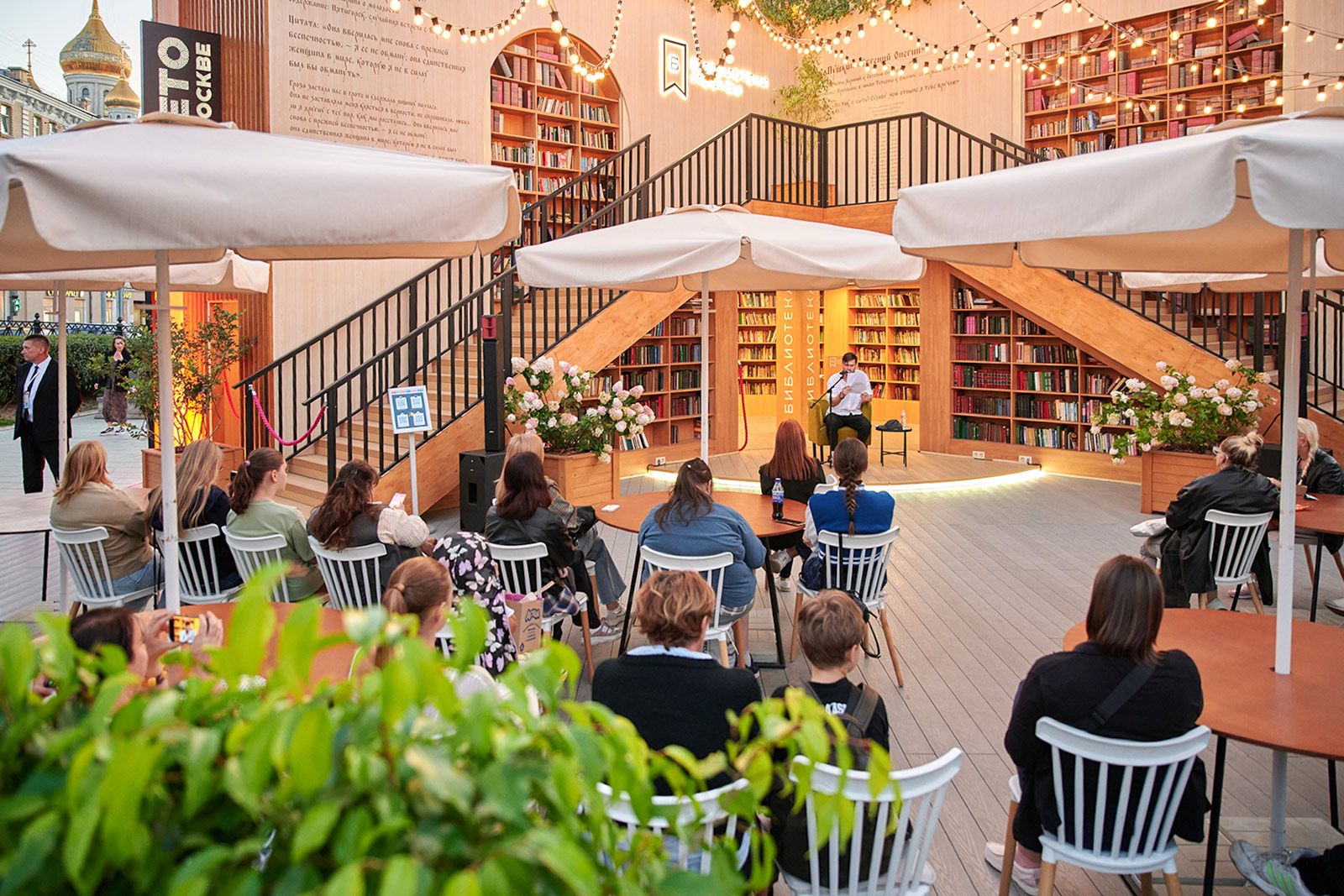 В летний сезон проходил проект «Книга в городе», основными площадками которого стали Театральная площадь, Сретенский бульвар и Пушкинский сквер. Фото: пресс-служба Департамента культуры города Москвы