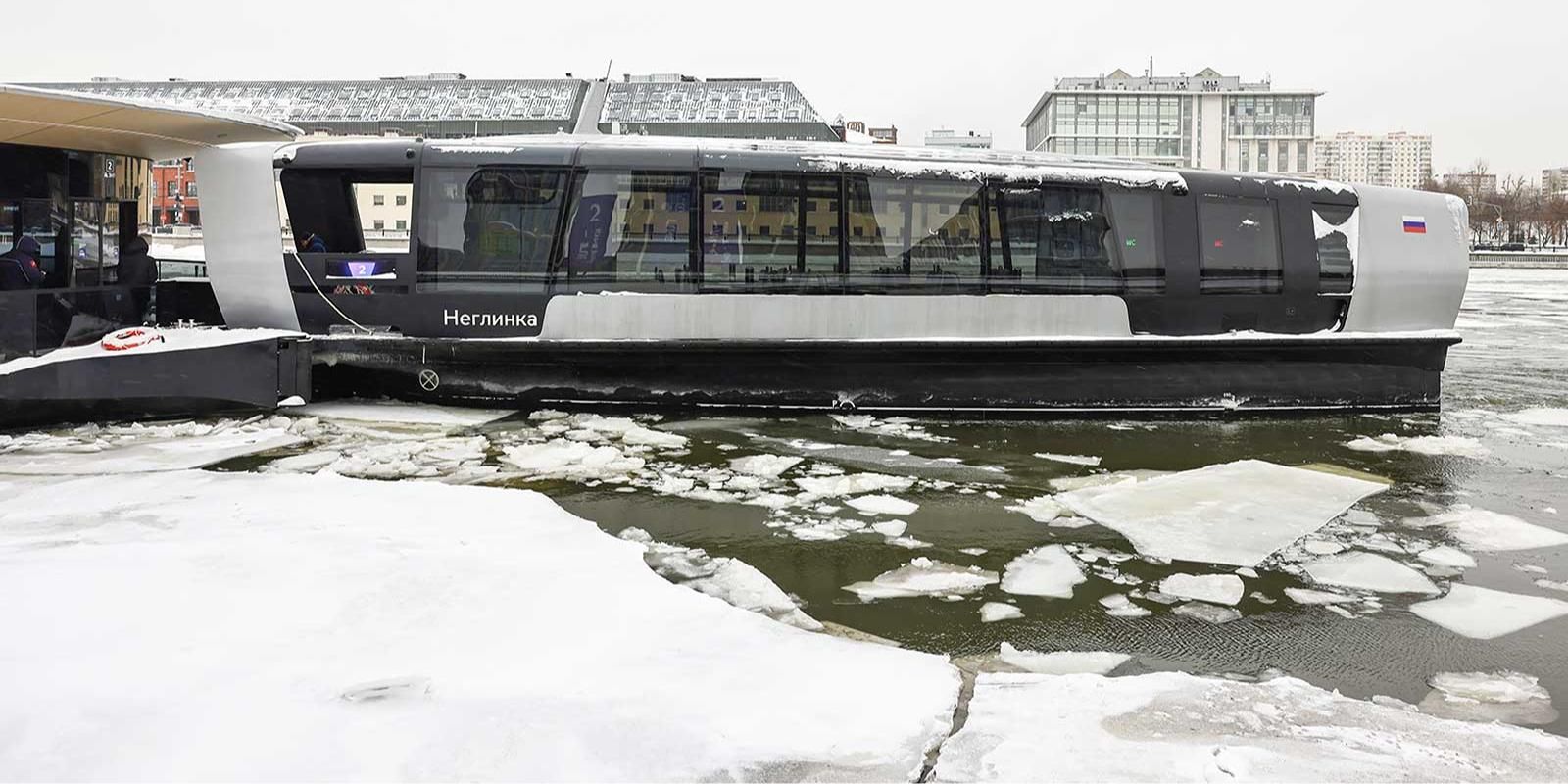 Электросуда стали не только транспортным средством, но и культурной площадкой, в 2025 году здесь провели свыше 50 мероприятий, а с начала этого года уже более 30. Фото: пресс-служба Департамента транспорта и развития дорожно-транспортной инфраструктуры города Москвы