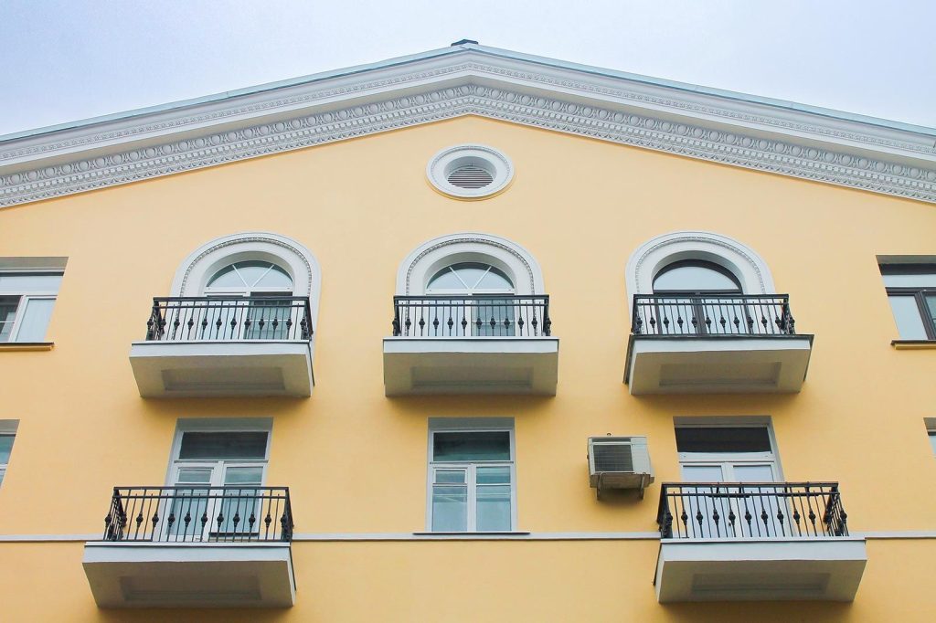 Неоклассический дом с фронтонами капитально отремонтировали в Пресненском районе