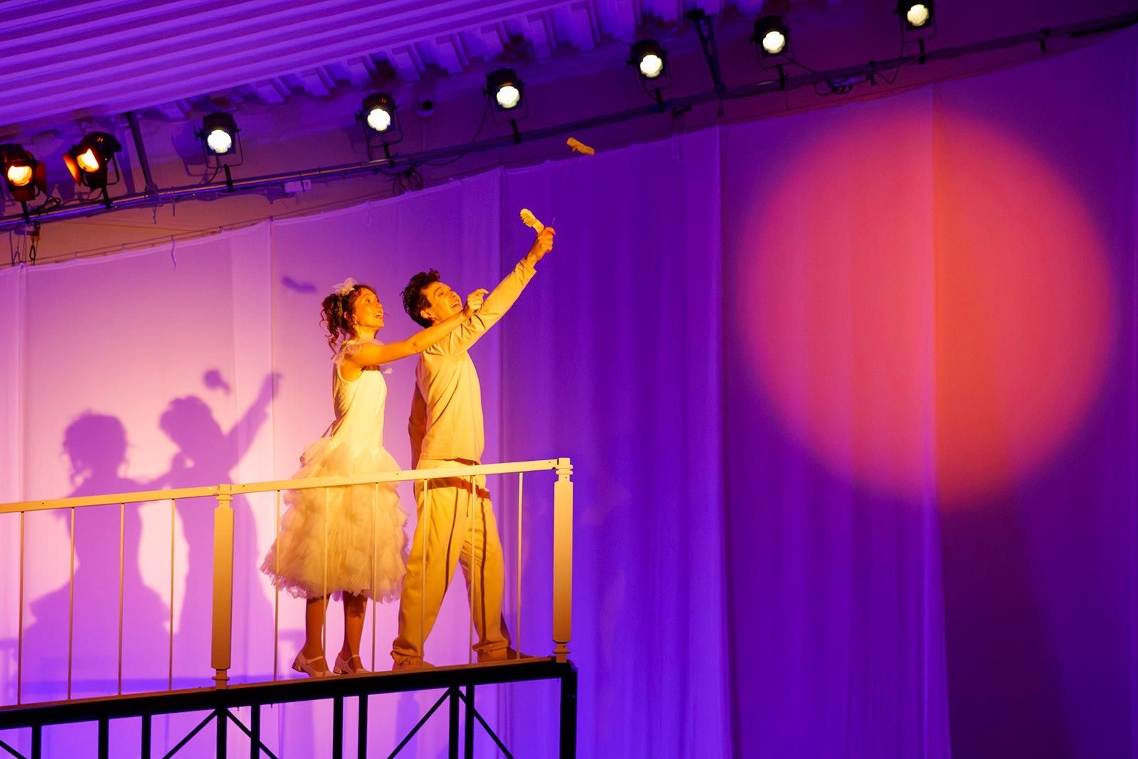 Оба героя одеты в светлые и легкие наряды, что подчеркивает их легкость и оторванность от реальности. Фото: театр «Школа драматического искусства»