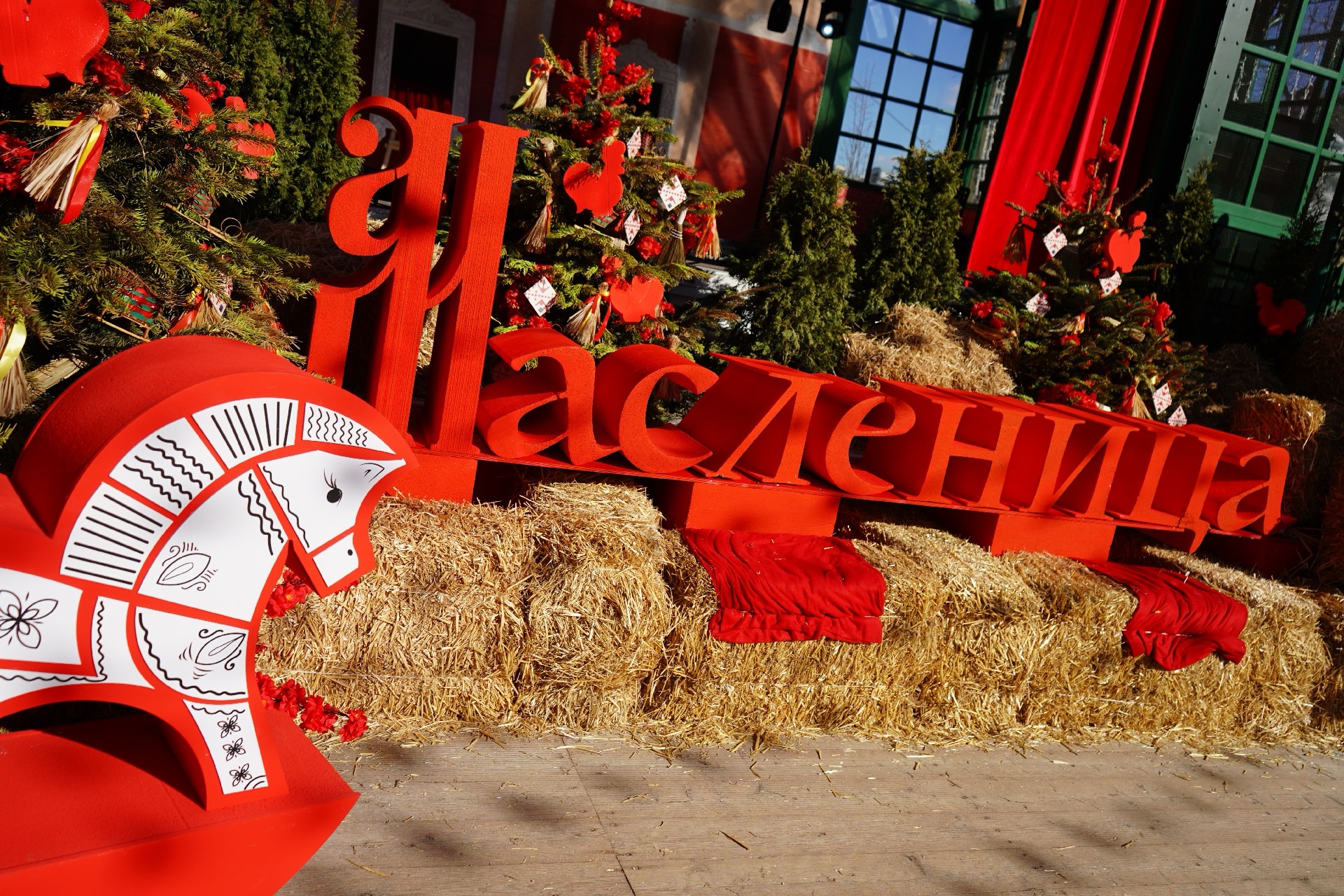 Взрослые и дети смогут принять участие в мастер-классах, опробовать свои силы в народных испытаниях и, конечно же, попробовать традиционные угощение — блины, как в традиционном варианте, так и в авторских исполнениях. Фото: Анна Быкова, «Вечерняя Москва»