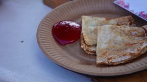 Здесь можно будет попробовать еще один символ Масленицы — блины. Фото: Анна Быкова, «Вечерняя Москва»