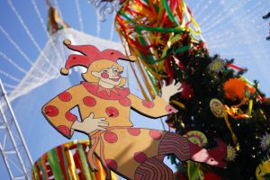 В сквере организуют театрализованное представление, на котором Царевна, Царевич и Скоморохи предложат позвать Весну. Фото: Анна Быкова, «Вечерняя Москва»