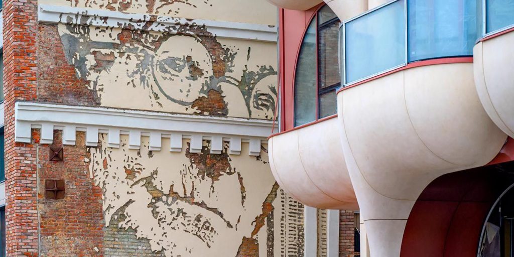 Панно с портретом Германа Гессе восстановили на Саввинской набережной