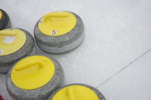 С 13:30 до 15:30 здесь можно будет принять участие в мастер-классе по керлингу. Фото: Анна Быкова, «Вечерняя Москва»