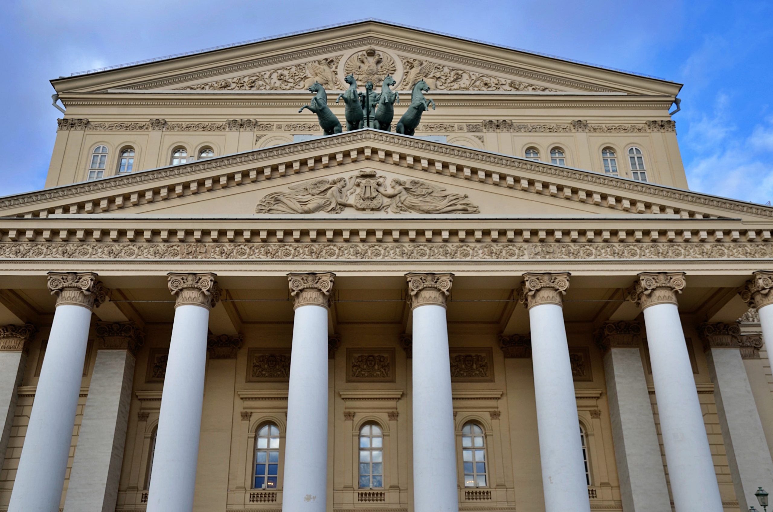 Начинается прогулка у фонтана перед Большим театром. Фото: Анна Быкова, «Вечерняя Москва»