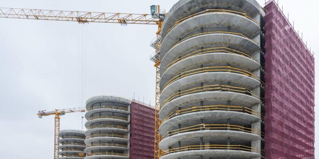 Специалисты Мосгосстройнадзора провели выездную проверку устройства инженерных сетей в доме на Фрунзенской набережной