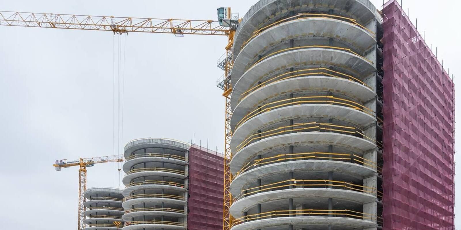 Помимо установки инженерных сетей в домах идет финальный этап кладки стен и продолжаются работы с фасадом и кровлей, а монолитный конструктив завершен. Фото: сайт мэра Москвы